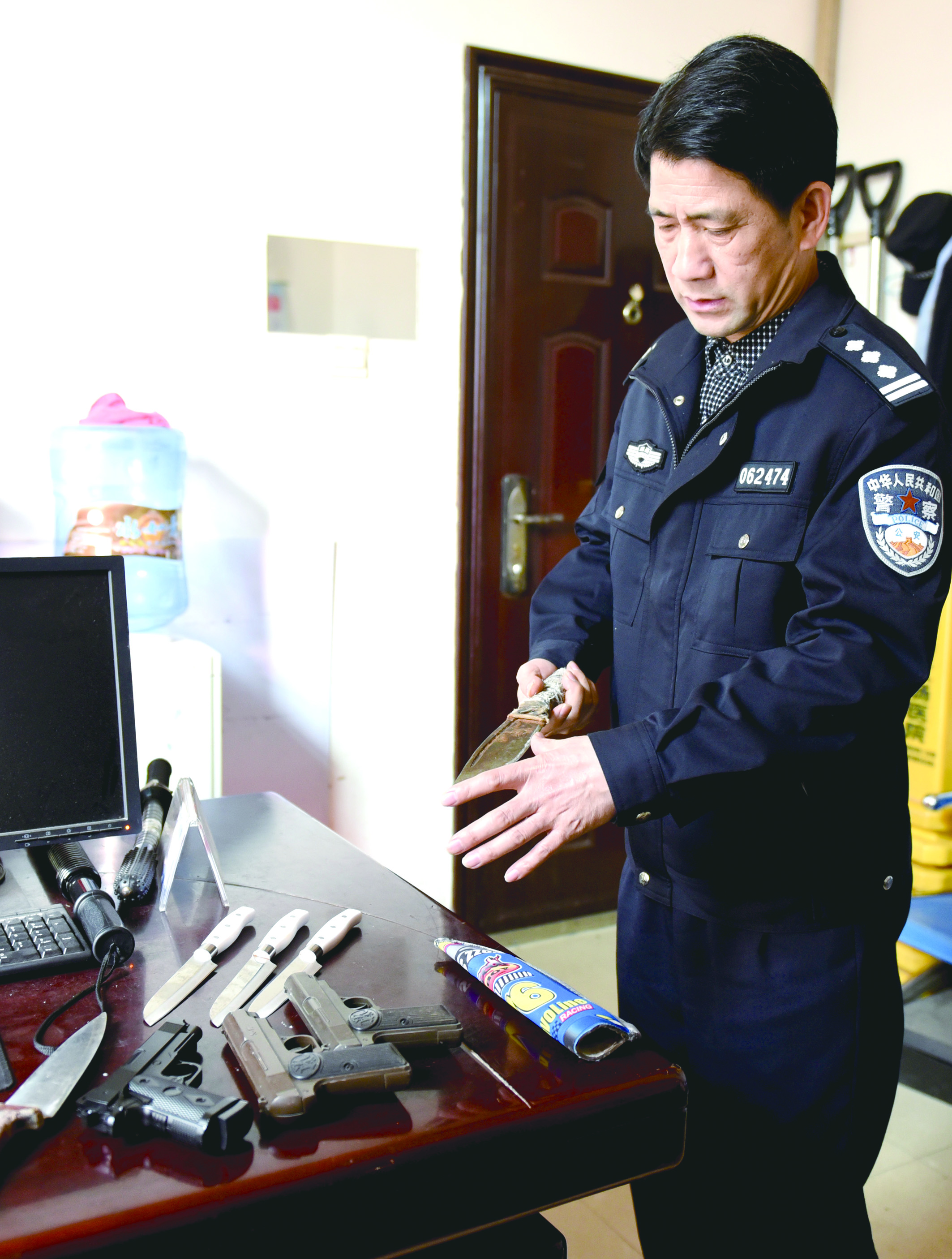 3月12日，邵東汽車西站警務(wù)室民警正在對(duì)所查獲的違禁品進(jìn)行清點(diǎn)