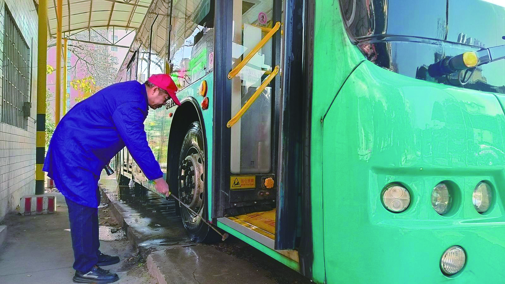 春運首日，我司各汽車站以熱情服務—— 讓乘客臉上多一份笑容